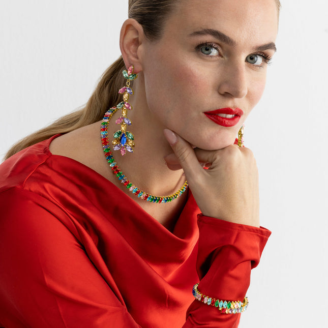 Collar Nex multicolor con cristal y acabado en oro de 18k, diseño elegante y vibrante para realzar tu estilo.