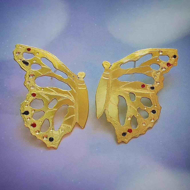 pendientes dorados con diseño de alas de mariposa, joyería elegante para mujer