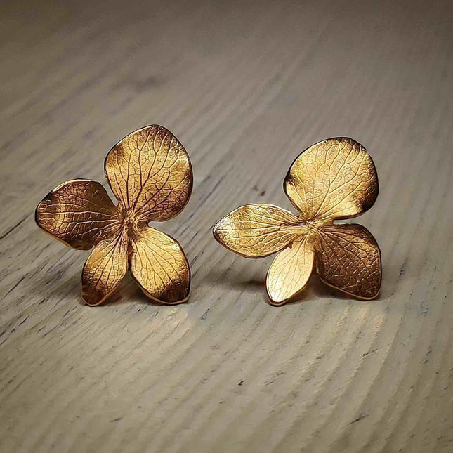 Pendientes Flor de Hortensia dorados, diseño floral elegante, bisutería artesanal para mujer.